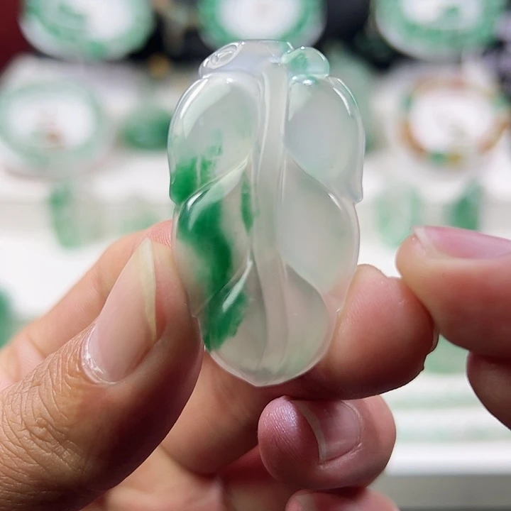 石英质玉未镶嵌吊坠(赠链)非洲翠白冰飘花金枝玉叶吊坠