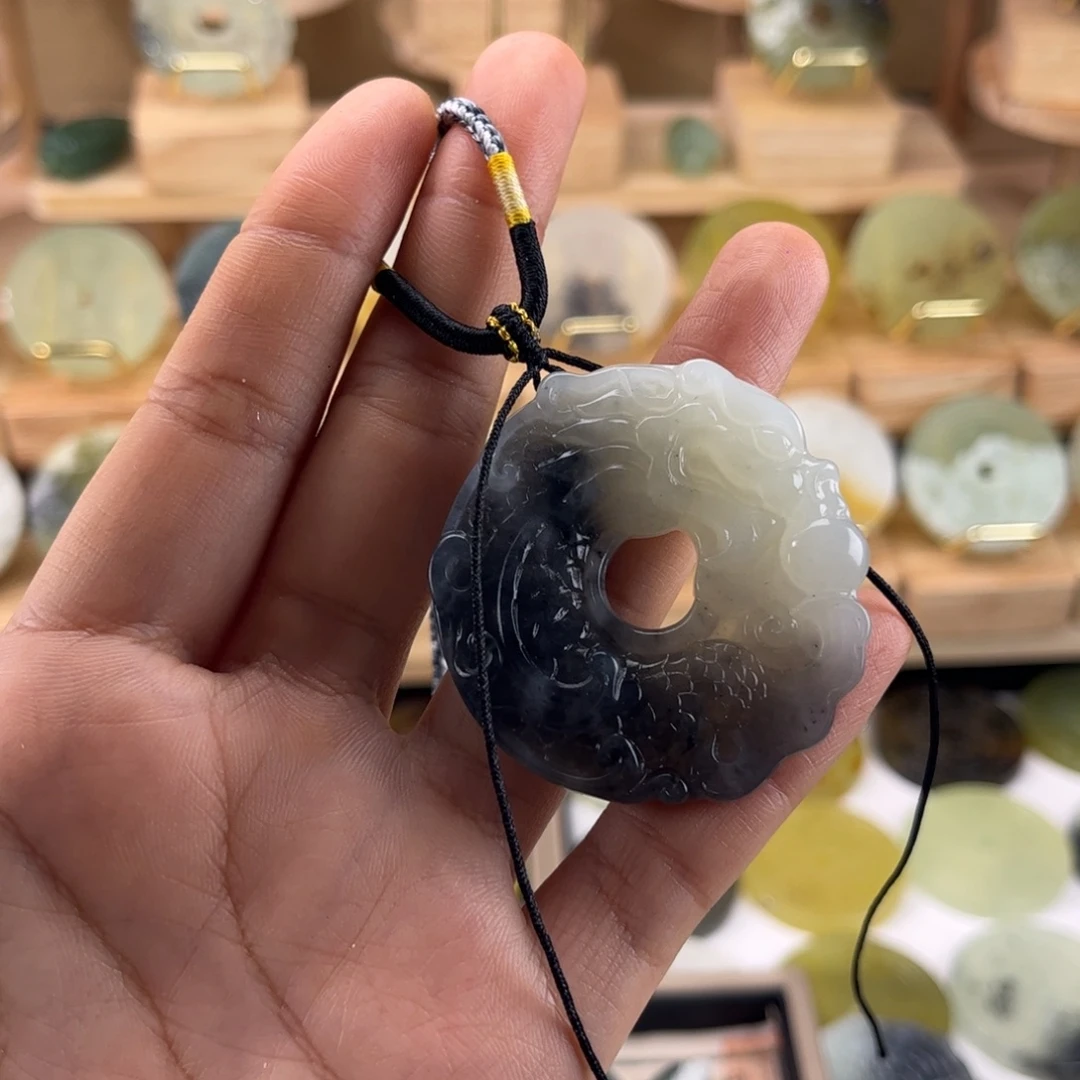 小***农蛇纹石玉未镶嵌颈饰