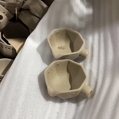 微瑕，不能明火，口径6，高3，2个无把手