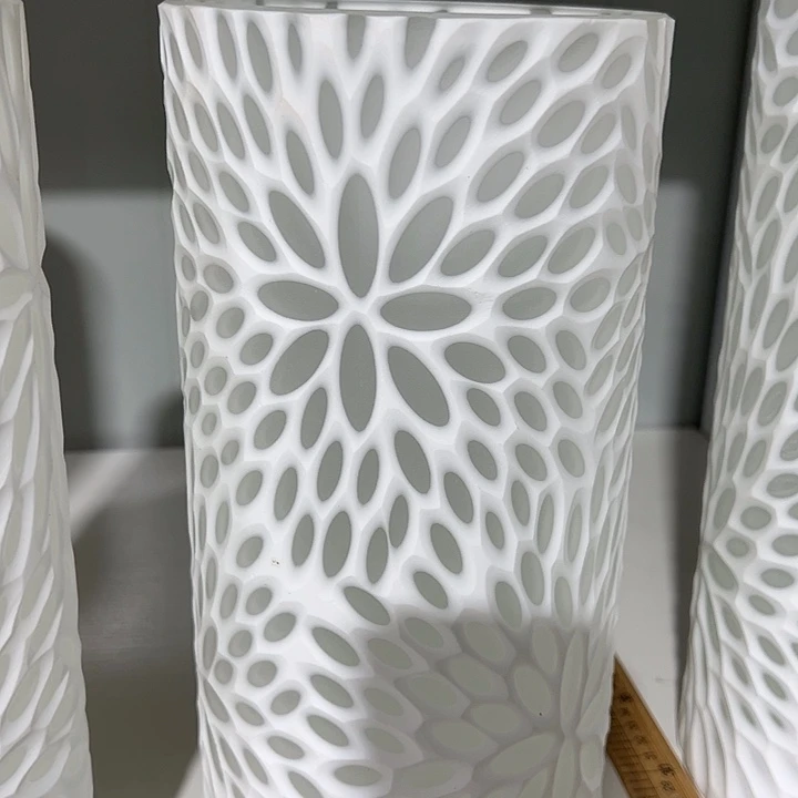 白瓷磨刻太阳花花瓶高30口13.5