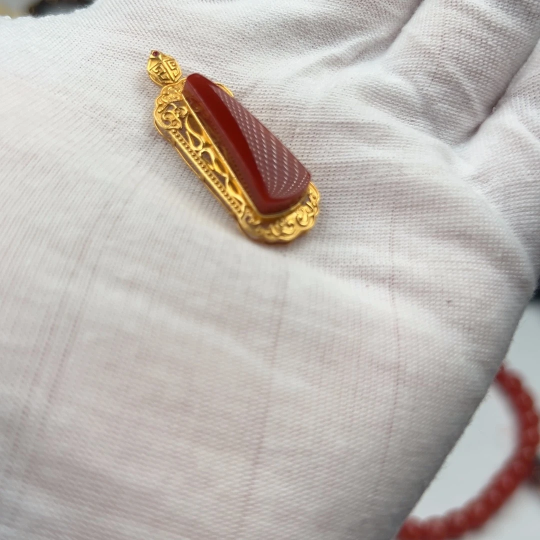 南红玛瑙18K金镶嵌颈饰