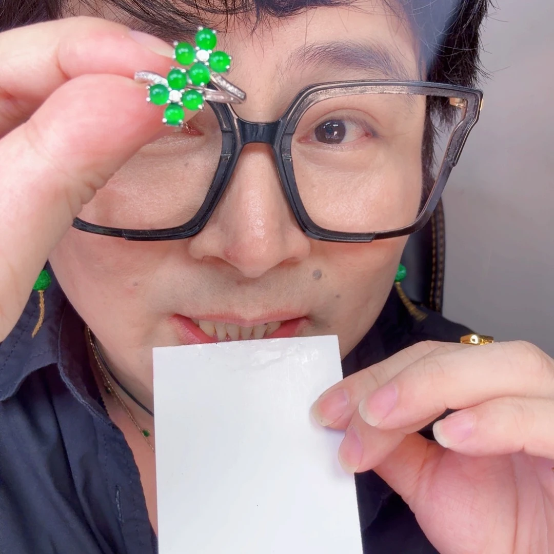 翡翠未镶嵌颈饰一件