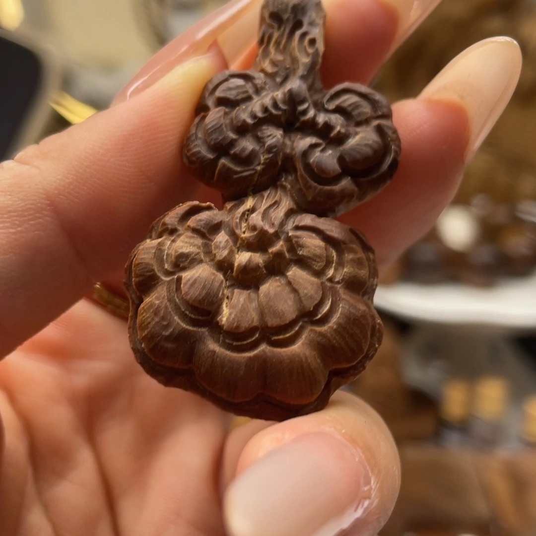 檀香木纯手工瑕疵灵芝
