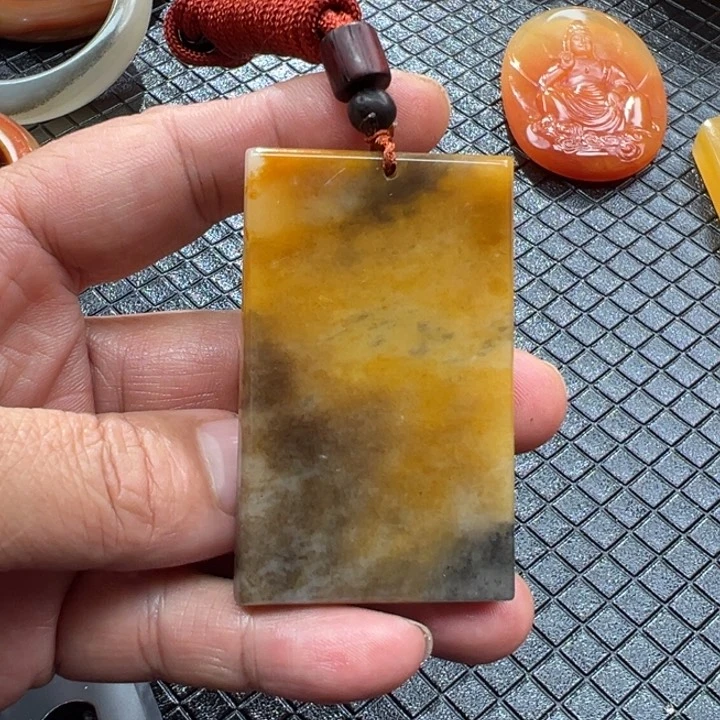 石英质玉（黄龙玉）颈饰未镶嵌