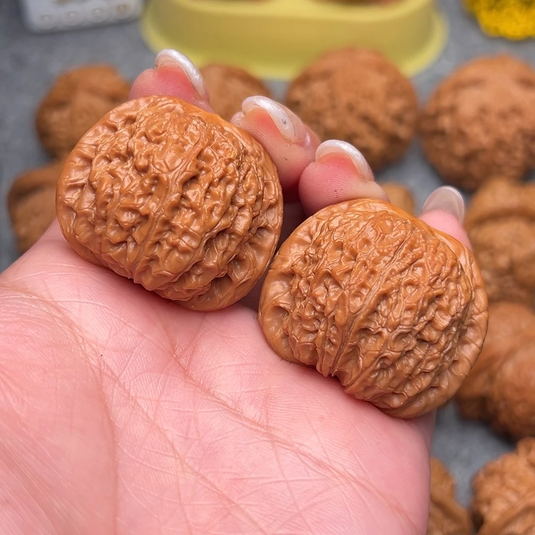 把件文玩核桃红皮满肉血麒麟36