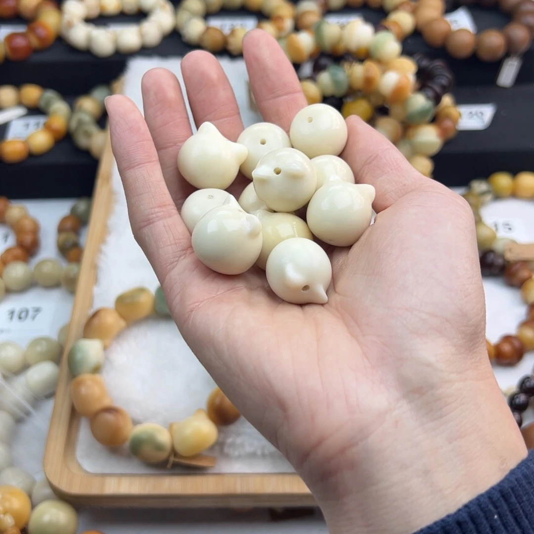 白玉菩提吊坠?**?微瑕