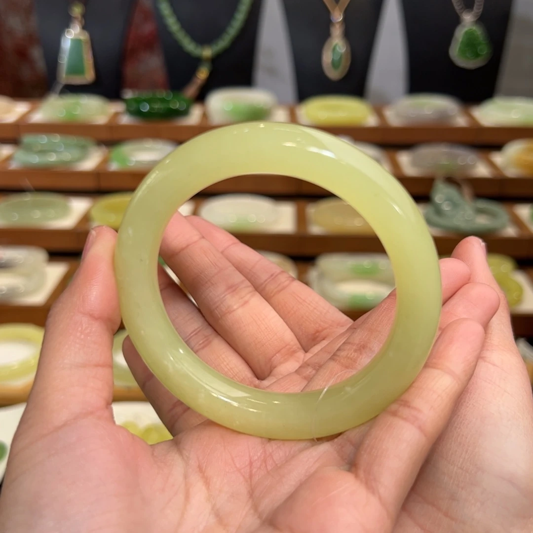 和田玉手镯未镶嵌新疆若羌冰底点墨黄口59