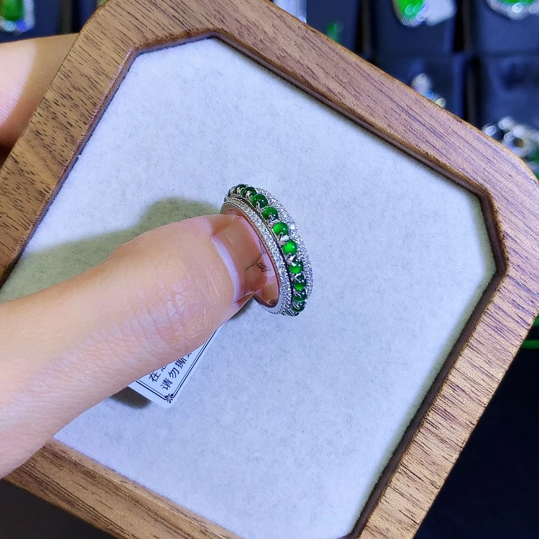 翡翠戒指银S925镶嵌滴**石天然翡翠蛋面排戒