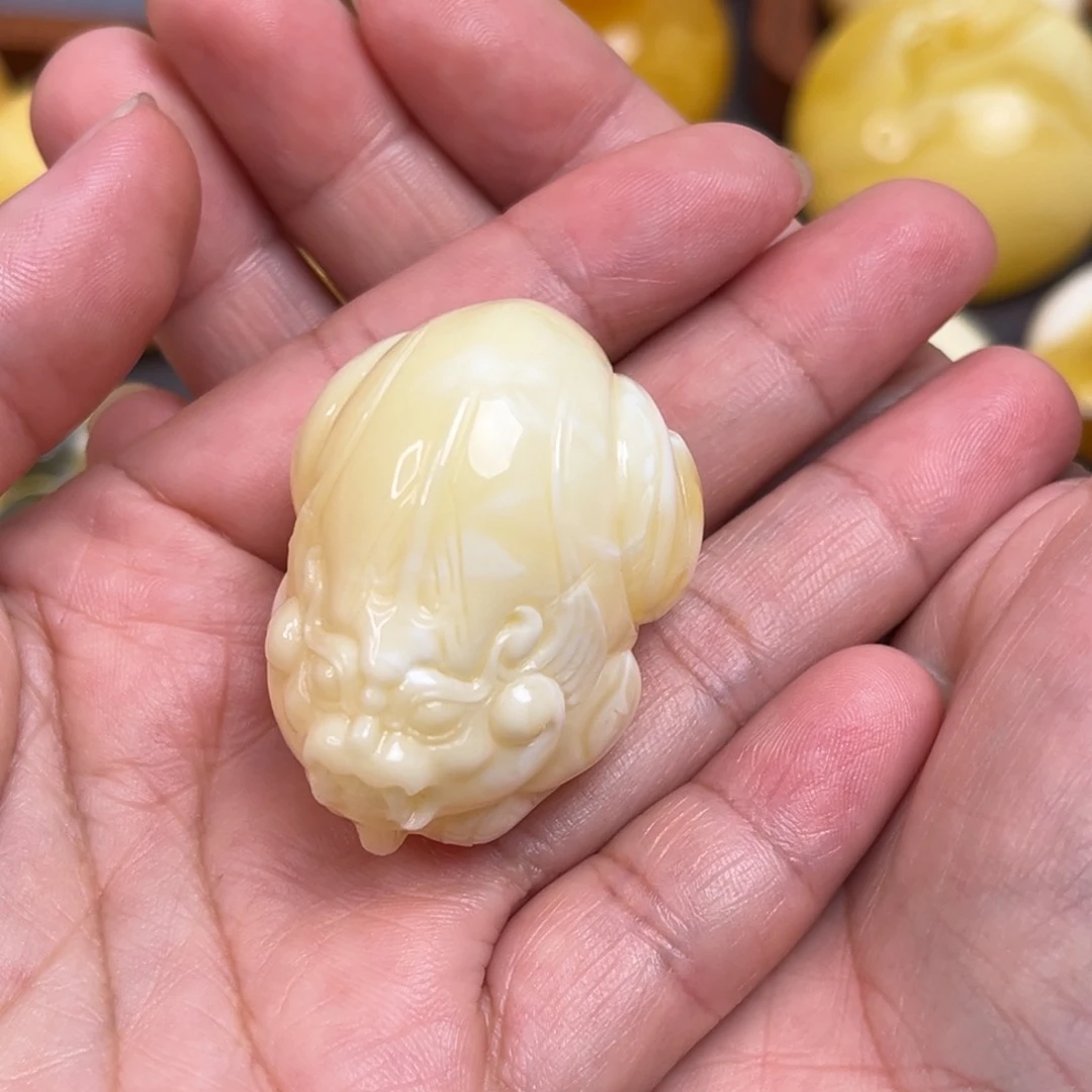 琥珀裸石未镶嵌白*爺貔貅