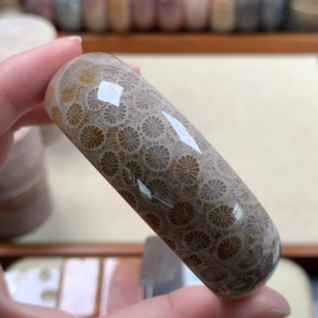 未镶嵌55.5圈口漏150/个。18硅化珊瑚（珊瑚玉）