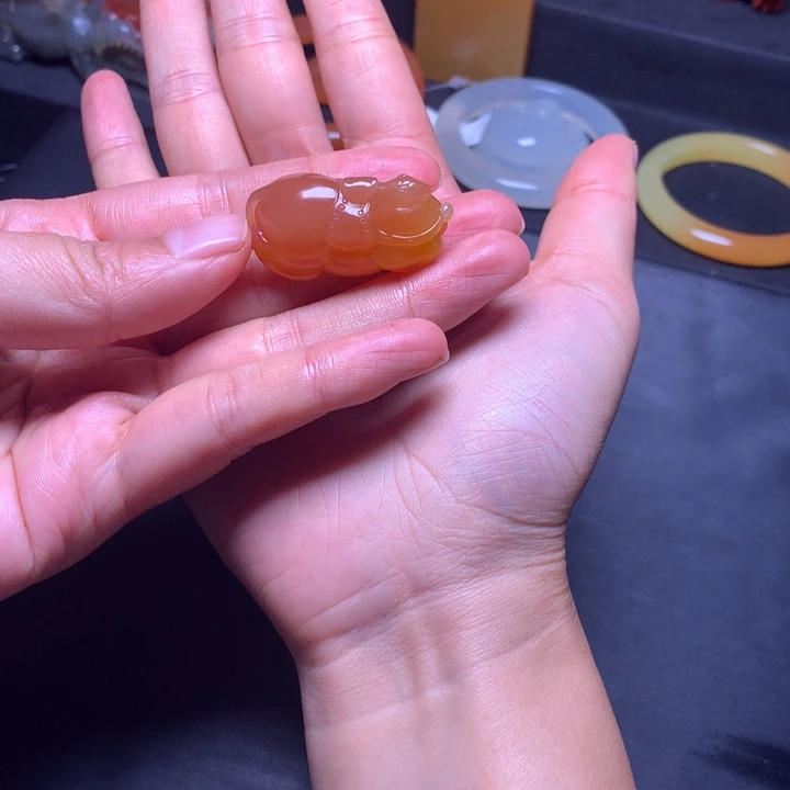 石英质玉（黄龙玉）未镶嵌颈饰