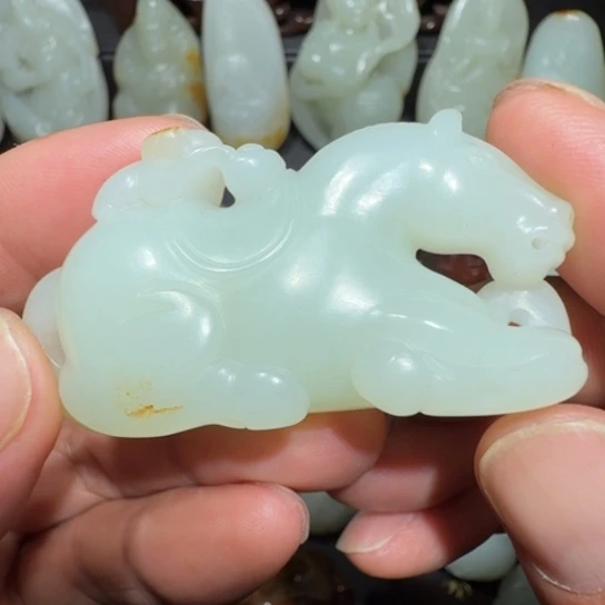 颈饰未镶嵌和田玉（糖玉）泰****梯