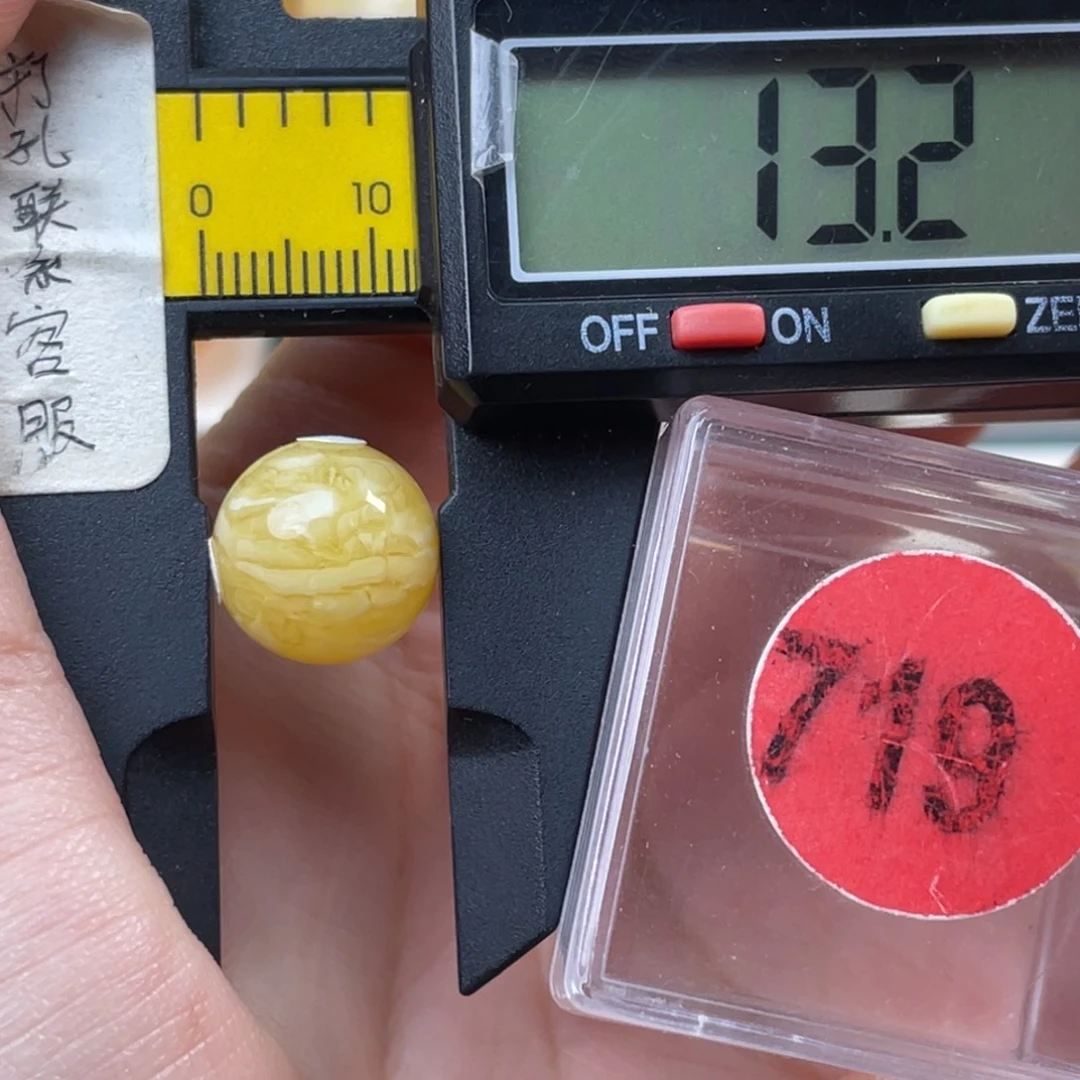 一***人蜜蜡未镶嵌珠宝奇石