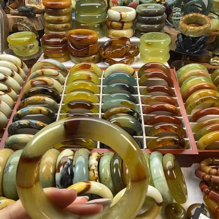 晓***晓岫玉未镶嵌手镯58无售后（瑕）