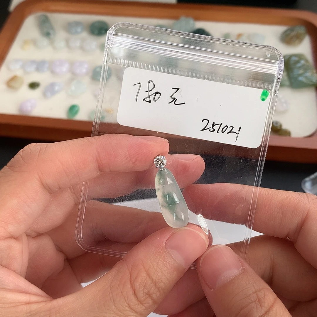翡翠18K金镶嵌颈饰豆