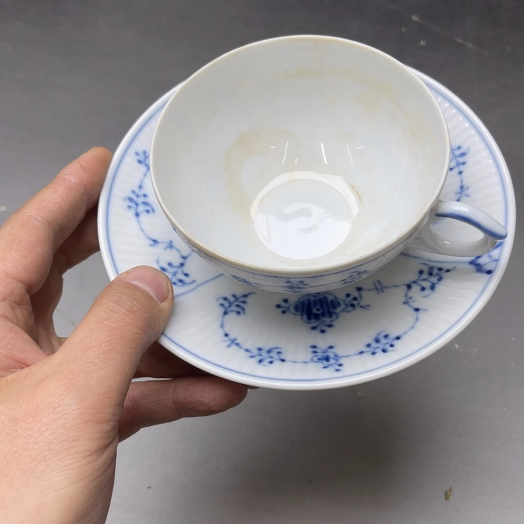 瓷片旧*堂密密麻麻地铺满一