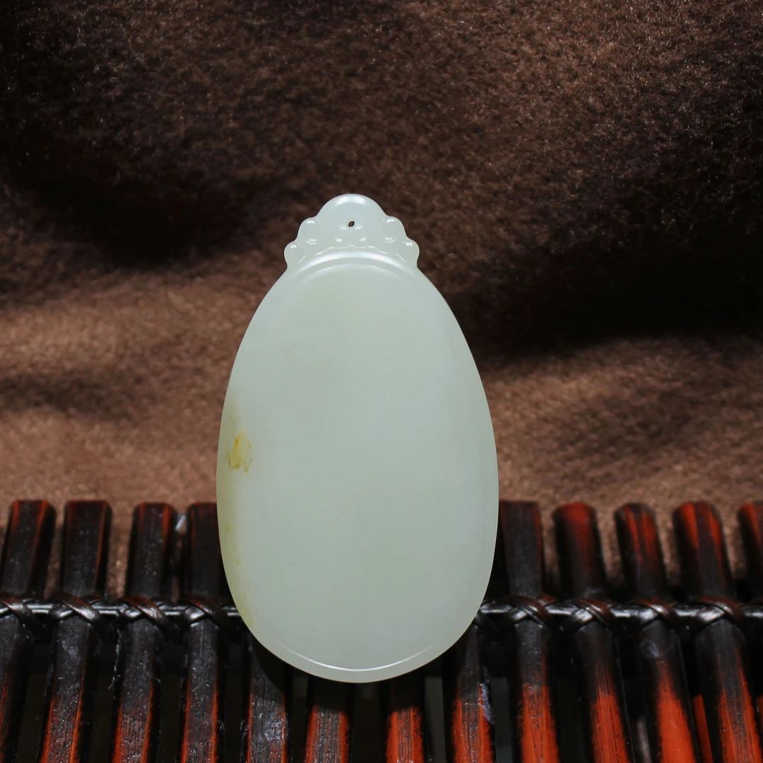 新疆和田玉平安无事牌挂件 51.6克 牌头雕刻祥云