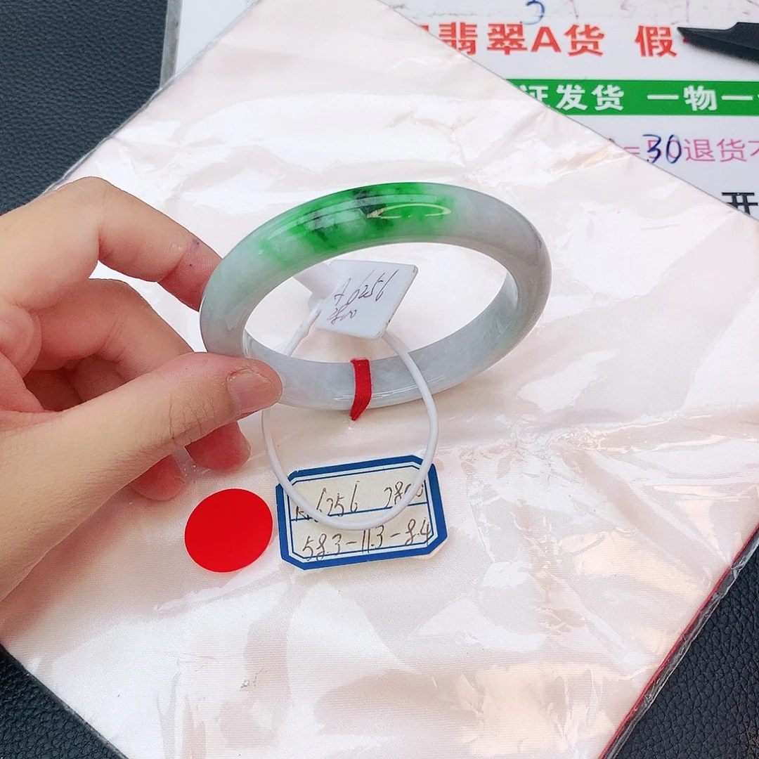 翡翠手镯未镶嵌翡翠