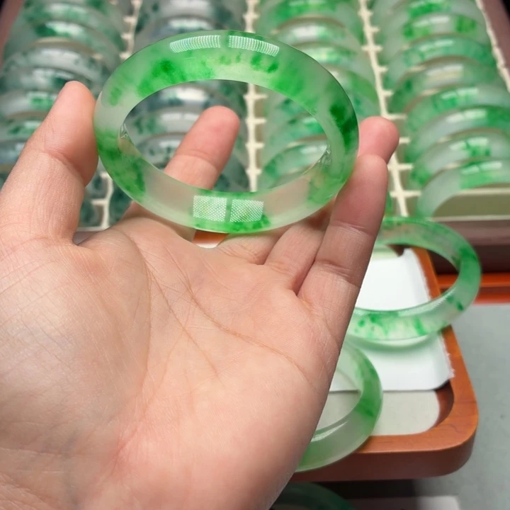 @***˗石英质玉未镶嵌手镯