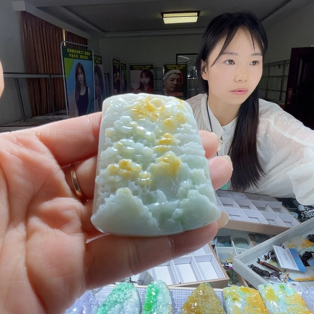 翡翠未镶嵌颈饰一个