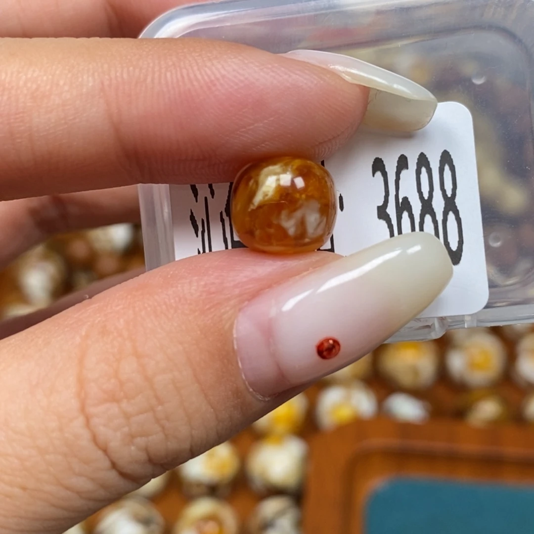 蜜蜡未镶嵌珠宝奇石3688