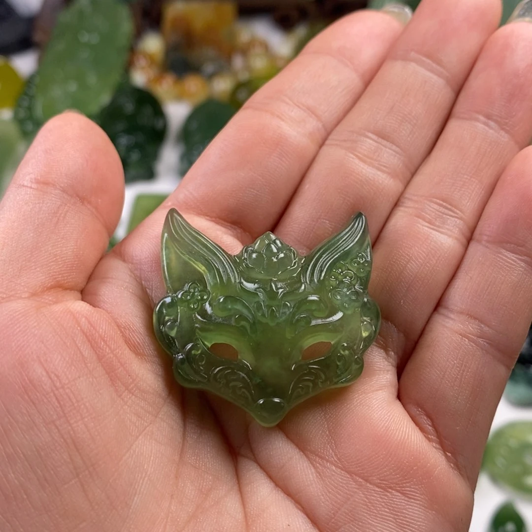 蛇纹石玉未镶嵌颈饰一**风