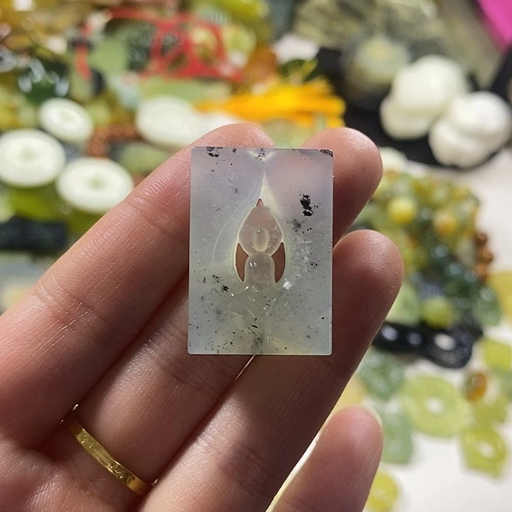 蛇纹石玉未镶嵌颈饰