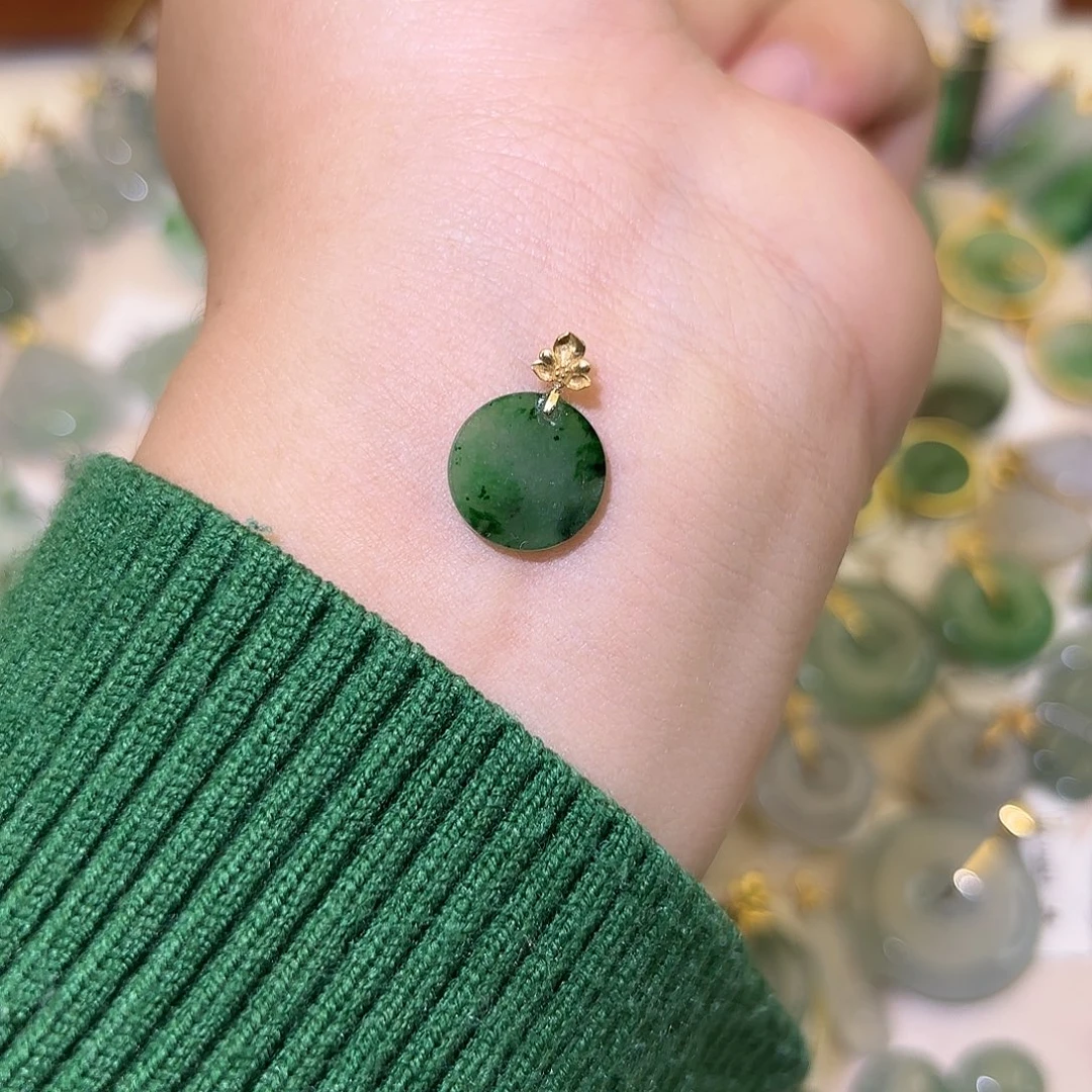 翡翠18K金镶嵌颈饰无事牌