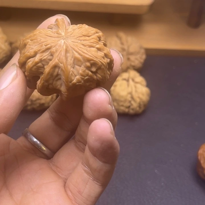 江***辞吊坠桃核磨盘挂角有瑕疵