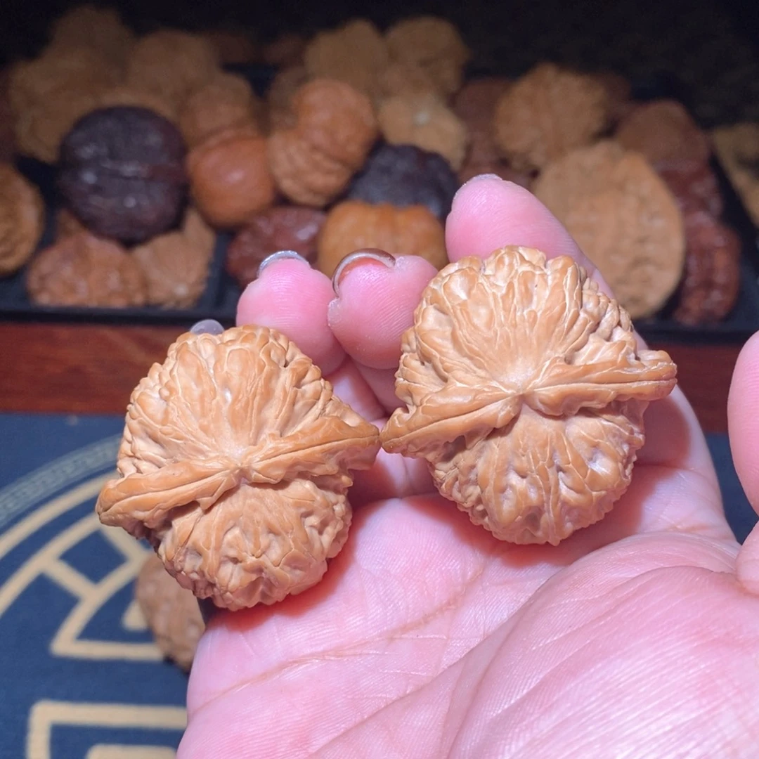 鲤***.文玩核桃把件球白