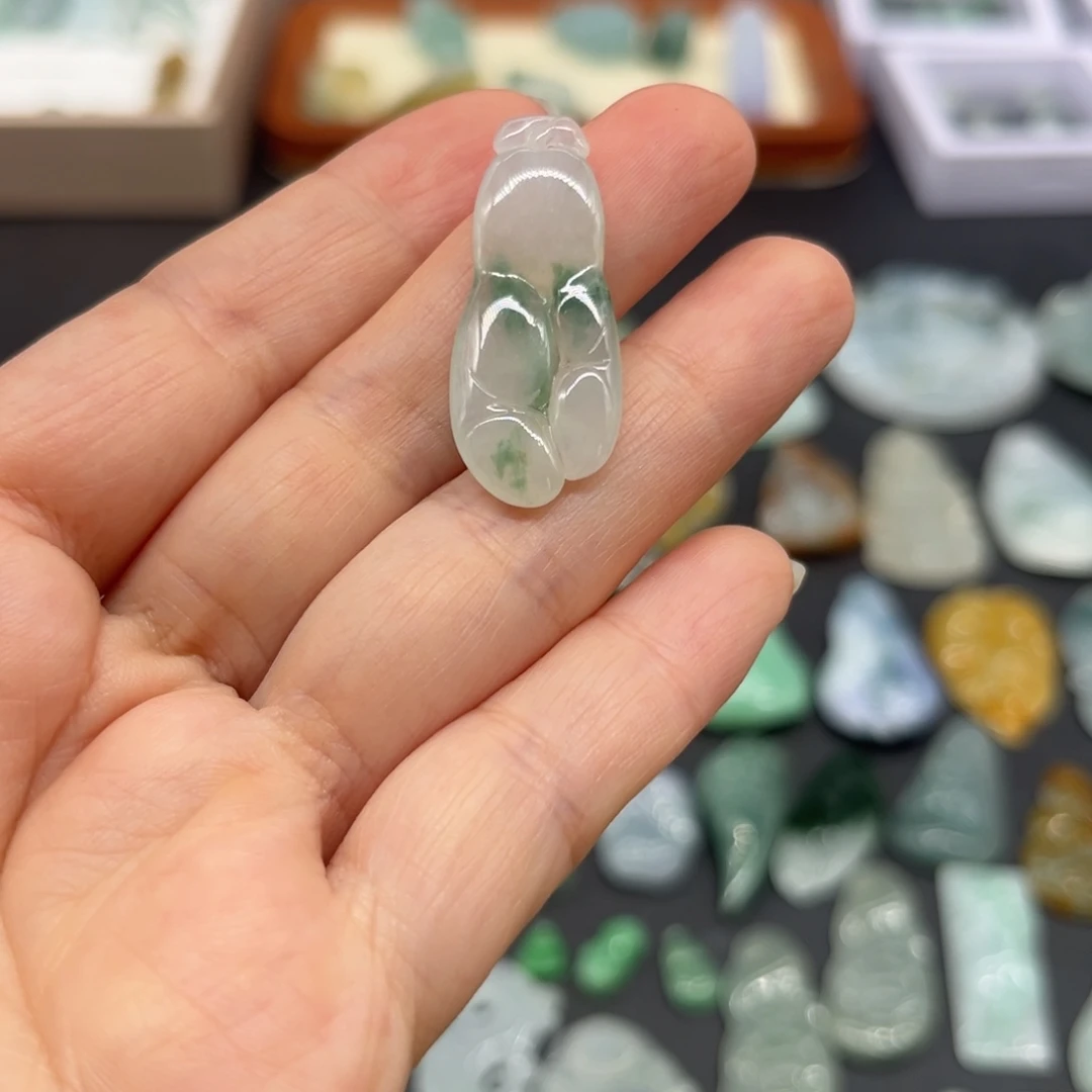 翡翠未镶嵌颈饰佛手