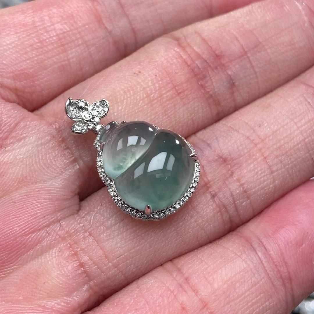 颈饰18K金镶嵌翡翠葫芦