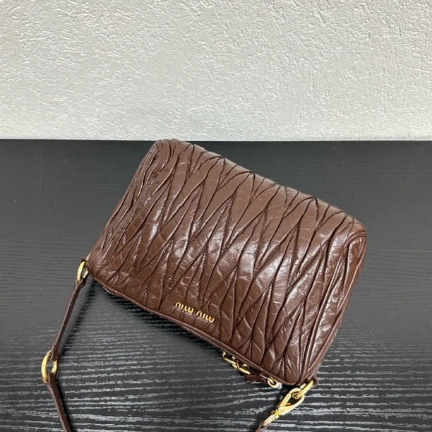 95新 MIU MIU/缪缪 棕色油腊皮褶皱麻将单肩包 国庆