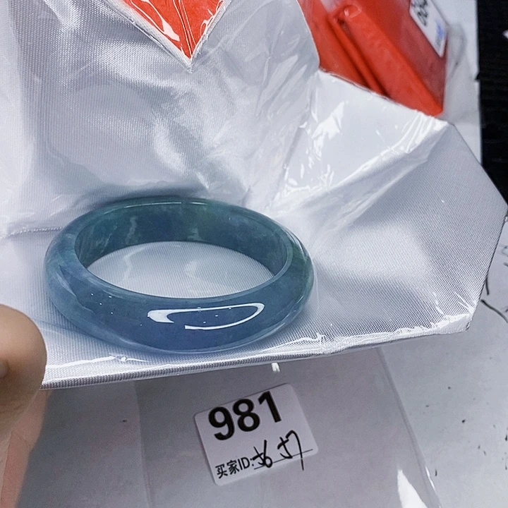 翡翠未镶嵌手镯一图一物实物为准（微瑕处理）