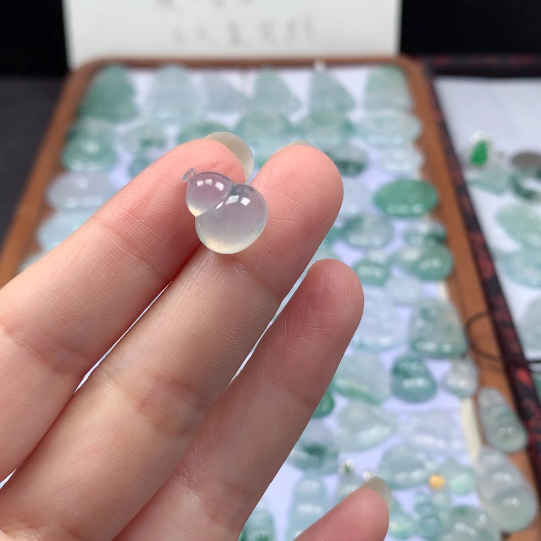 颈饰未镶嵌翡翠冰种飘花葫芦