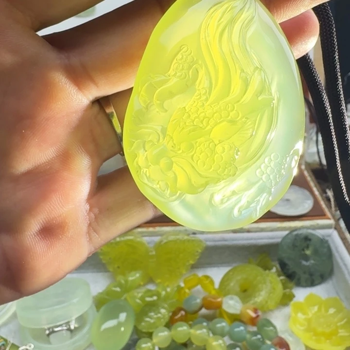 蛇纹石玉未镶嵌颈饰