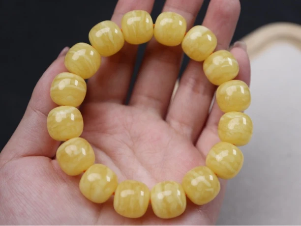 同料12.9mm蜜蜡老型手串，颜色好，带虎皮纹，克重21.21g，