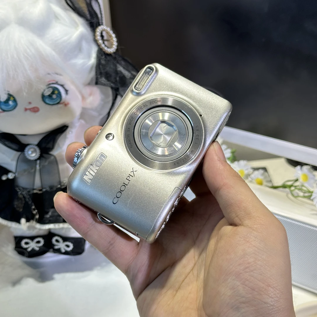 9新 Nikon/尼康 尼康l28冷白皮2000万滤镜多带配件五号电池供电