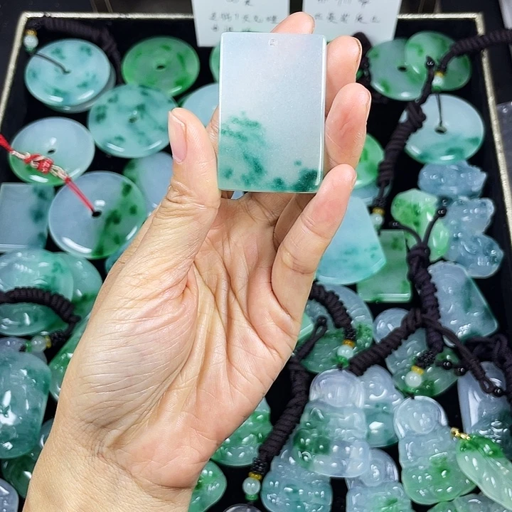 从***来翡翠未镶嵌颈饰吊坠