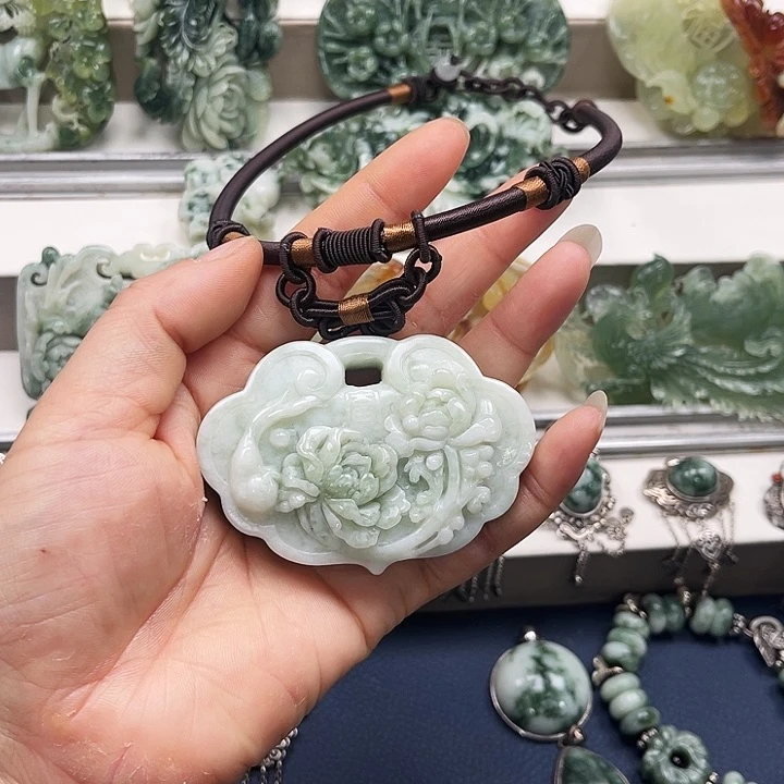 透闪石-蛇纹石玉颈饰未镶嵌