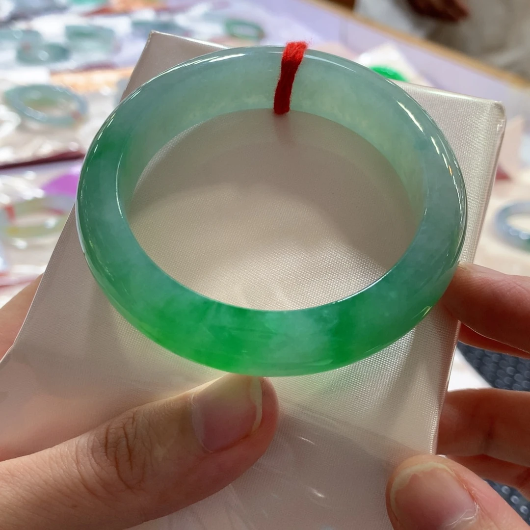 翡翠未镶嵌手镯冰绿