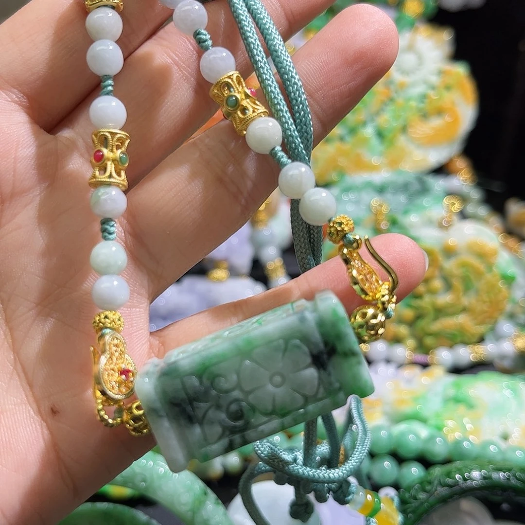 翡翠未镶嵌颈饰待编织