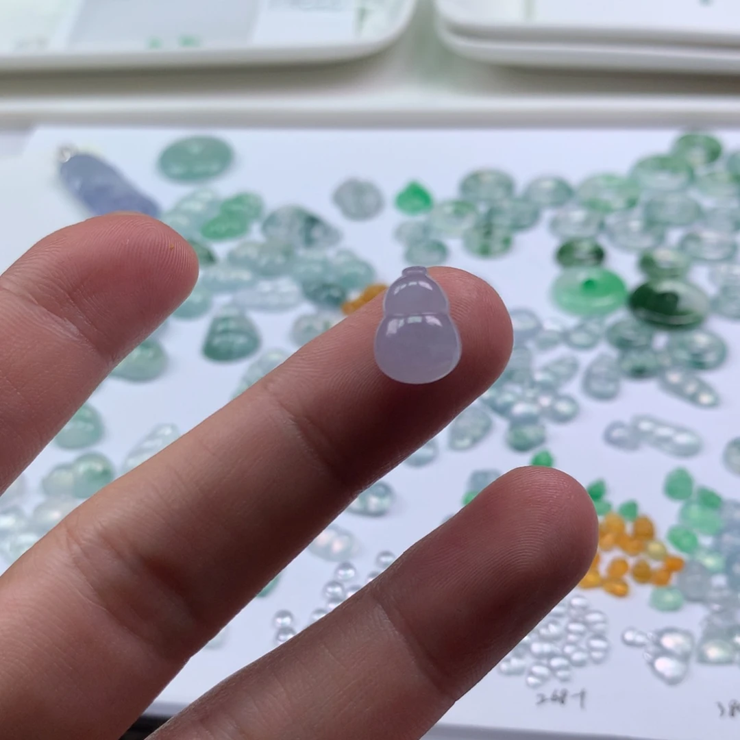 翡翠未镶嵌颈饰葫芦