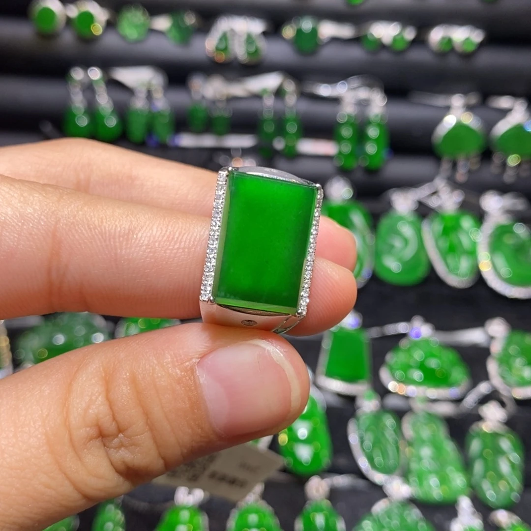 18K金镶嵌戒指翡翠天然翡翠