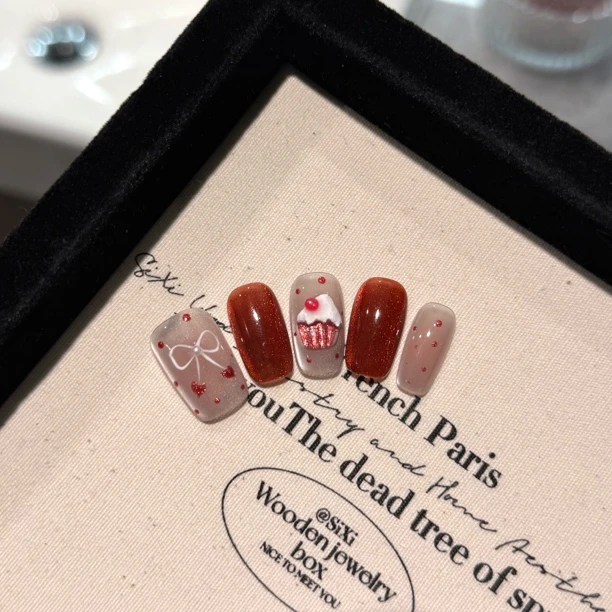 【草莓蛋糕】纯手工穿戴甲立体手捏酒红猫眼显白可爱美甲 日常简约