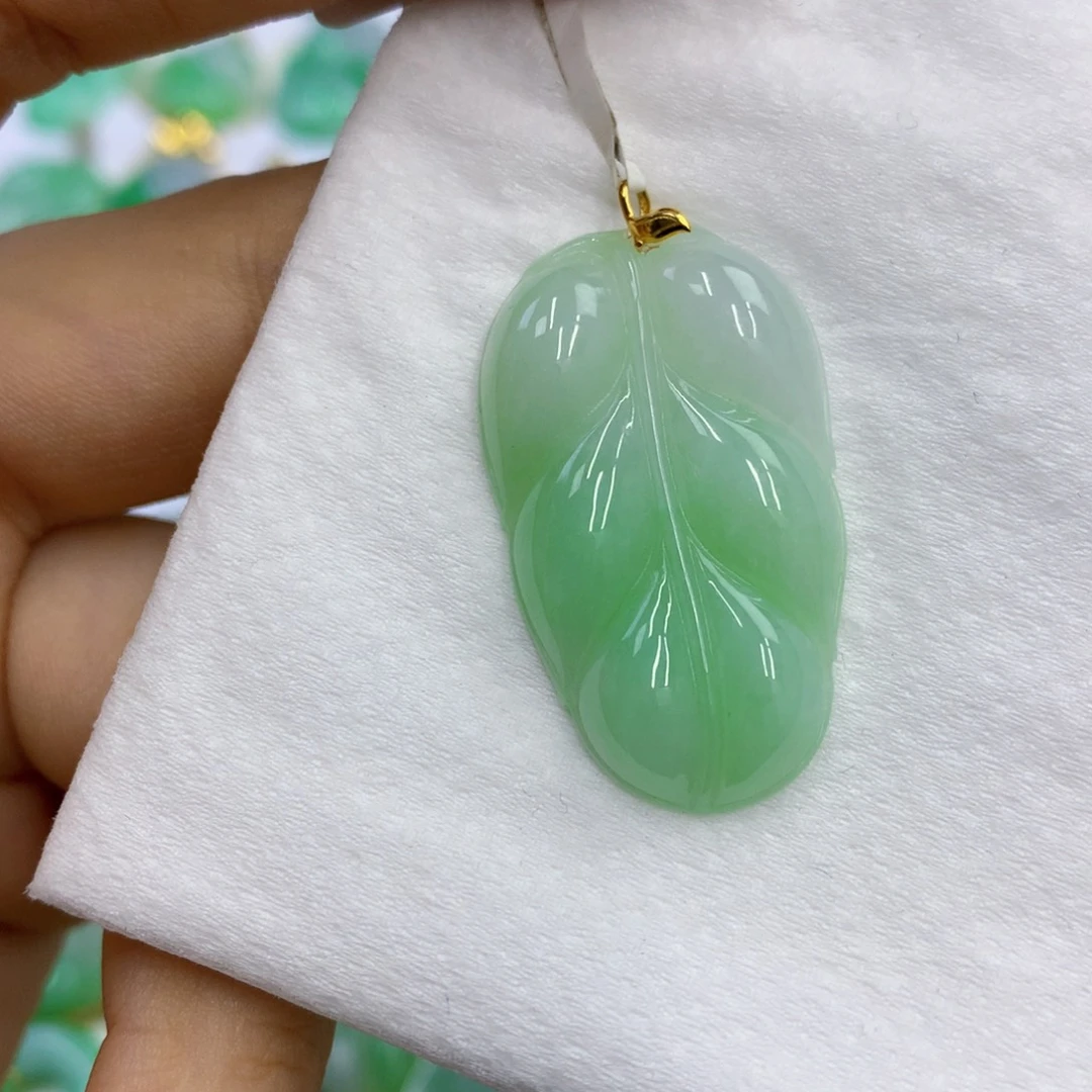 翡翠18K金镶嵌颈饰翡翠