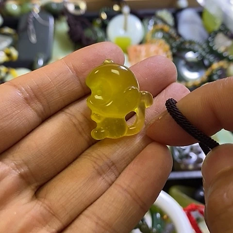 岫玉未镶嵌颈饰一个
