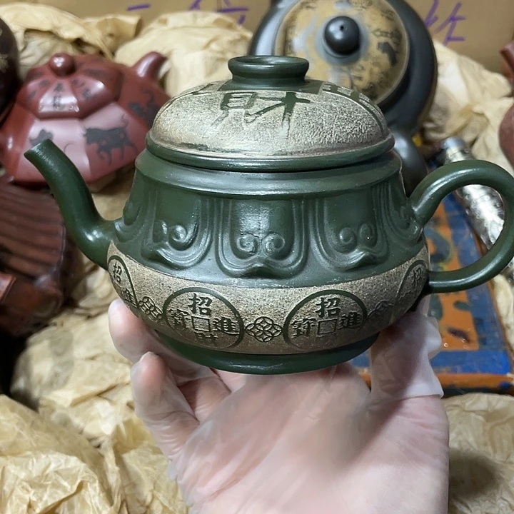 茶壶紫砂原矿泥料，手工制作的一把紫砂壶。