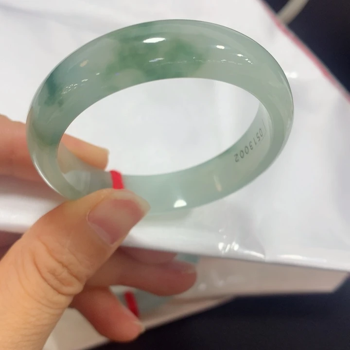 定制翡翠未镶嵌冰胶润晴绿底带飘花53贵妃