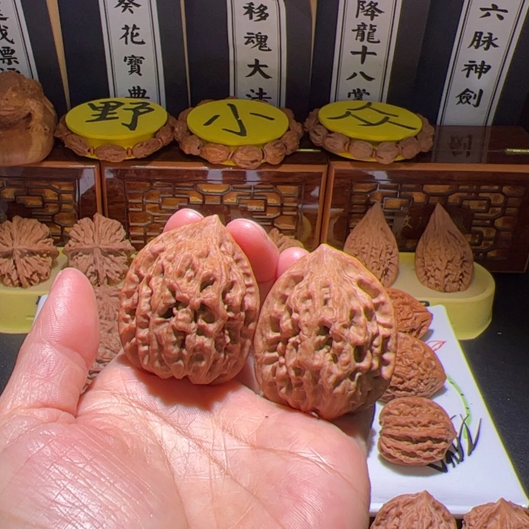 文玩核桃把件秦岭野生鸡心，天外陨铁